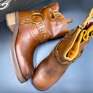 Dingo Womens Anarchy Round Toe Zippered Casual Boots Ankle Mid Heel 2-3" -